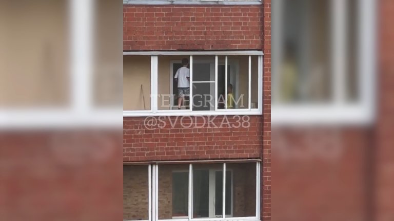 Бегающих по подоконнику на 4 этаже детей заметили прохожие в Иркутске